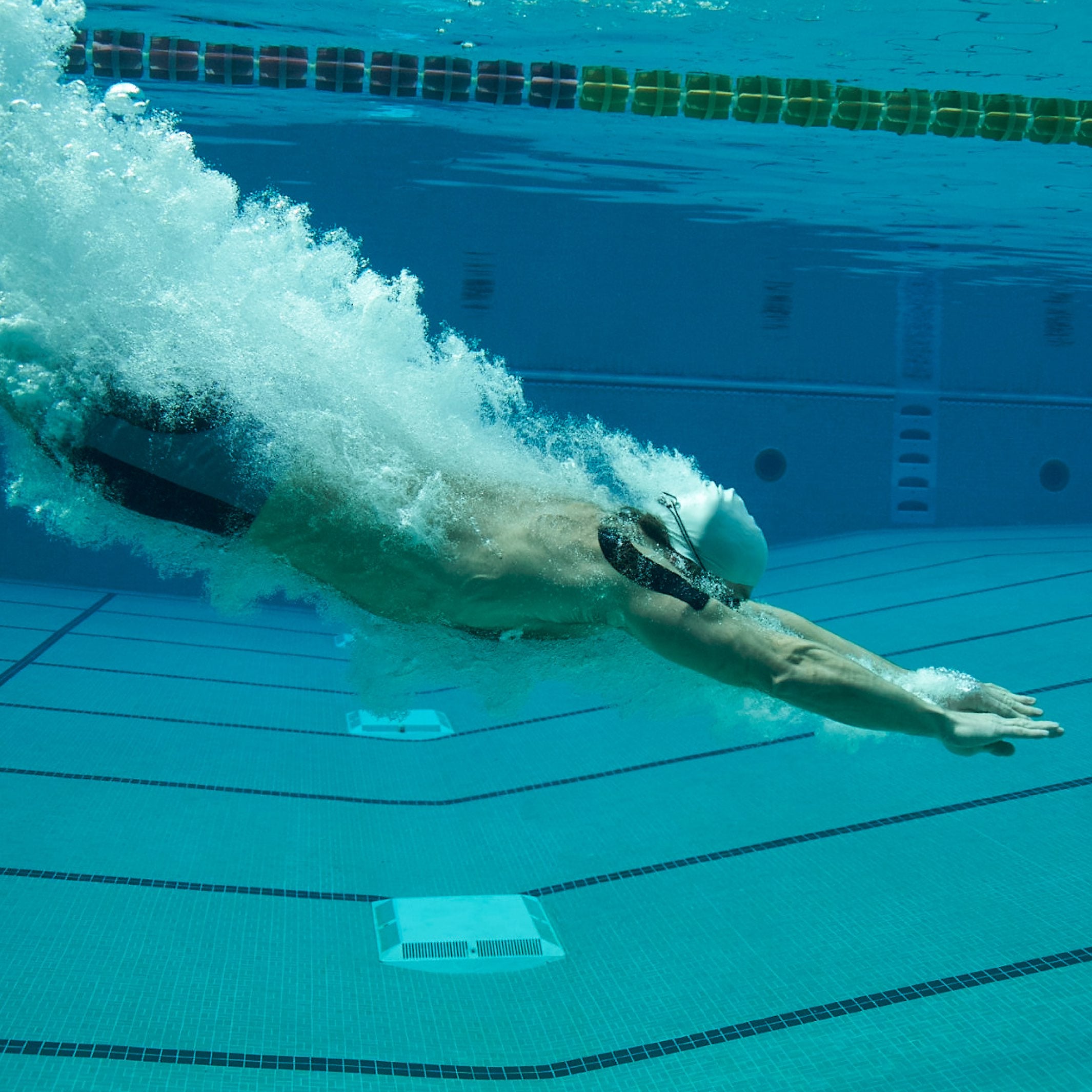 Man diving in pool#color_titan-tan